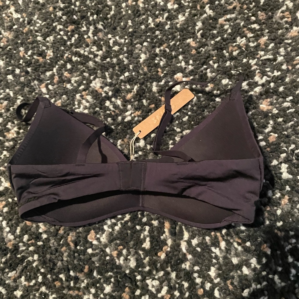 SKIMS Wireless Form Push-Up Plunge Bra - Picture 2 of 4